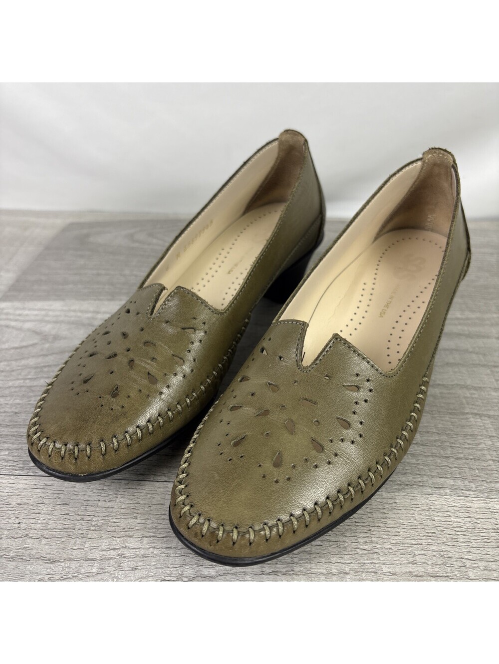 SAS Women's Elaine Perforated Leather Pumps Size 6M Olive Green